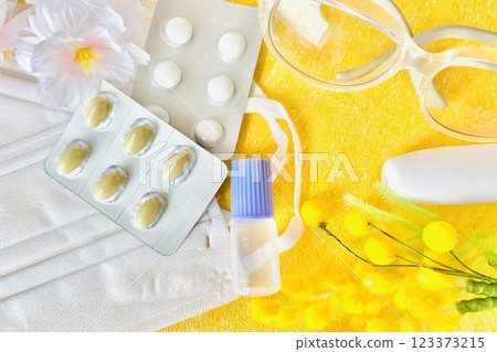 Image of hay fever, mask and medicine 123373215