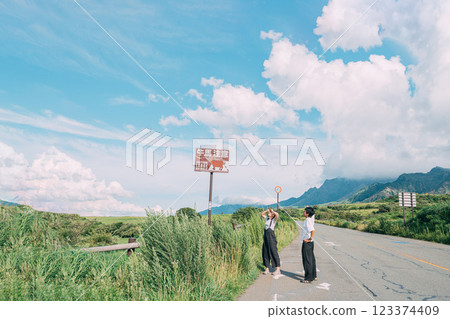 一對情侶在熊本縣阿甦的自然美景中觀光 123374409