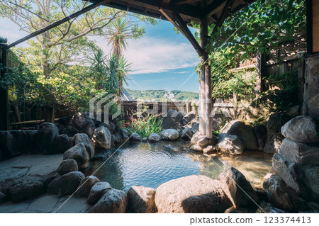 別府溫泉的露天浴池和藍天 123374413