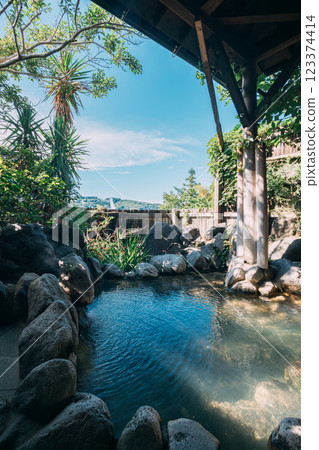 別府溫泉的露天浴池和藍天 123374414