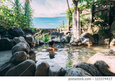 一個年輕的女人,悠閒地露天浴 一個年輕的女人,悠閒地露天浴 123374417