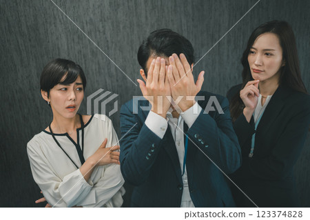 A male boss being glared at by his female subordinate 123374828
