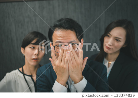 A male boss being glared at by his female subordinate 123374829