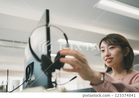 E-commerce call center E-commerce call center 123374841