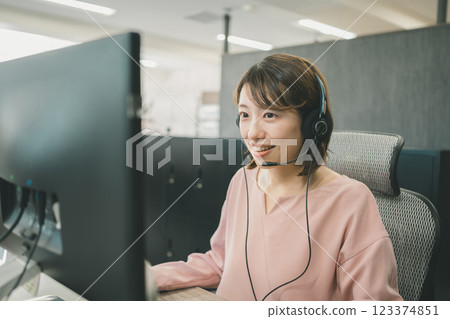 E-commerce call center E-commerce call center 123374851