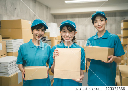 從事物流業的女性 123374888