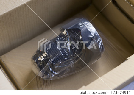 用紙板包裝以備維修的相機鏡頭 123374915