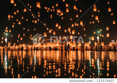 泰國清邁的 Khom Loi 節 泰國清邁的 Khom Loi 節 123374921