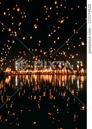 泰國清邁的 Khom Loi 節 123374928