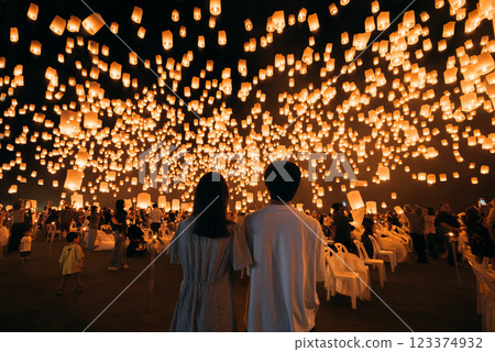 泰國清邁的 Khom Loi 節 泰國清邁的 Khom Loi 節 123374932