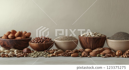 在木碗中健康地展示堅果和種子 123375275