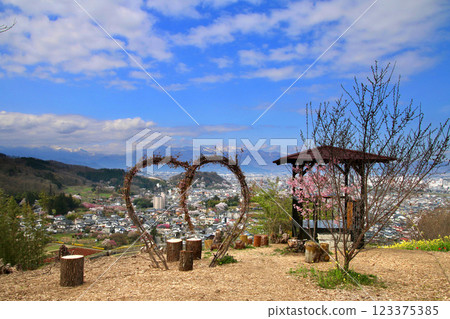 Hanamiyama, a famous flower viewing spot (Fukushima City, Fukushima Prefecture) 123375385