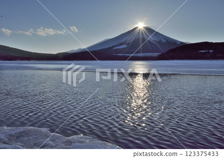 Diamond Fuji seen from frozen Lake Yamanaka 123375433