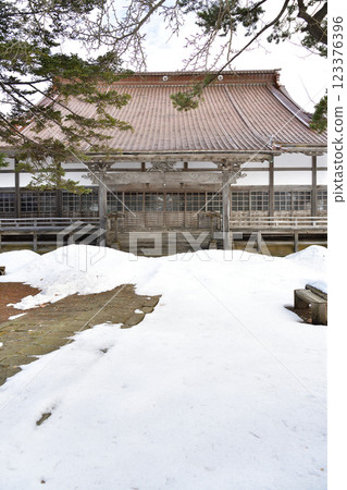 冬季北海道江差町淨土真宗本願寺院內的拍攝 123376396