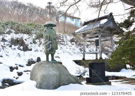 冬季北海道江差町淨土真宗本願寺院內的拍攝 123376405