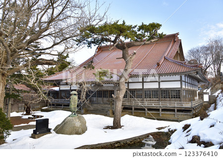 Photographing the grounds of the Jodo Shinshu Honganji Temple in Esashi Town, Hokkaido in winter 123376410