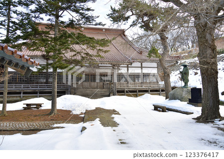 Photographing the grounds of the Jodo Shinshu Honganji Temple in Esashi Town, Hokkaido in winter 123376417