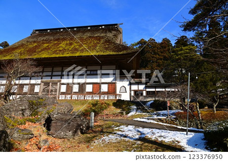 The main hall of Shohoji Temple in the back (New Year) The main hall of Shohoji Temple in the back (New Year) 123376950