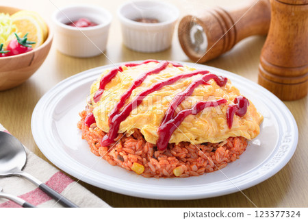 Soft and fluffy half-boiled omelet rice 123377324