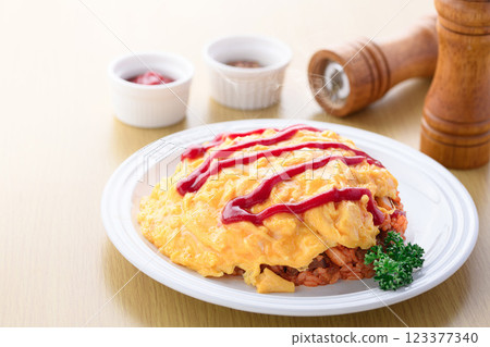 Soft and fluffy half-boiled omelet rice 123377340
