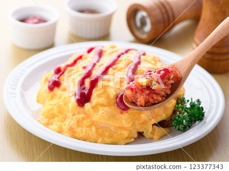 Soft and fluffy half-boiled omelet rice 123377343