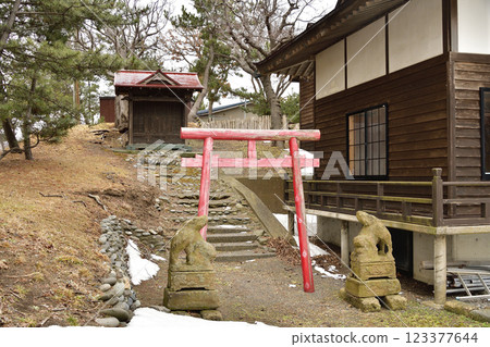 Photographing the grounds of Kashiwamori Shrine in Esashi, Hokkaido in winter Photographing the grounds of Kashiwamori Shrine in Esashi, Hokkaido in winter 123377644