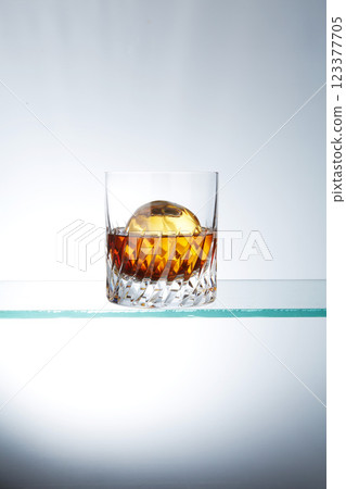 round ice whiskey rock 123377705