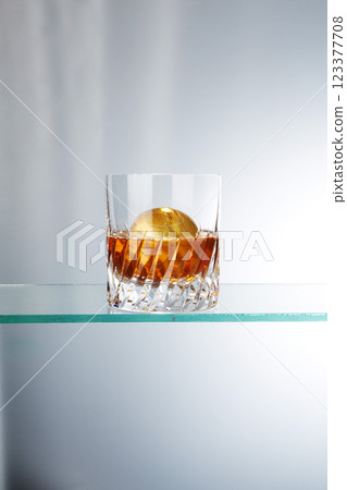 round ice whiskey rock 123377708