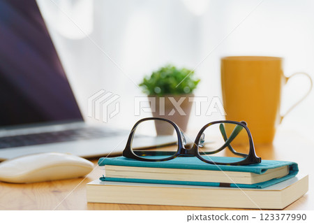 桌上的書、眼鏡和筆記型電腦 桌上的書、眼鏡和筆記型電腦 123377990