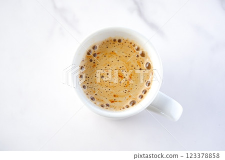 一杯剛煮好的咖啡（拿鐵咖啡）的俯視圖 123378858