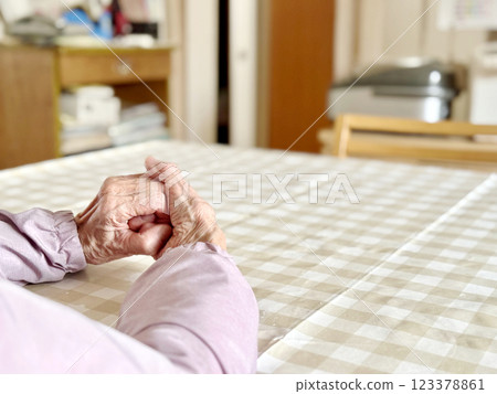一位老年婦女的雙手拿著桌上的東西_右對角線 一位老年婦女的雙手拿著桌上的東西_右對角線 123378861