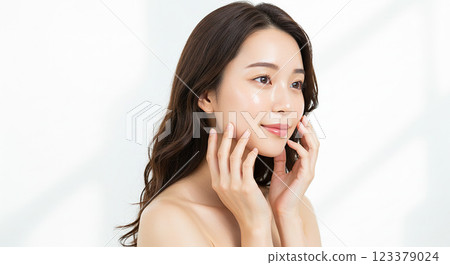 一位 30 多歲的美麗日本女人正在沐浴在陽光下。美容廣告物料。 123379024