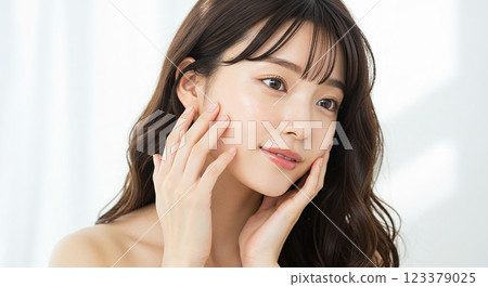 一位 30 多歲的美麗日本女人正在沐浴在陽光下。美容廣告物料。 123379025