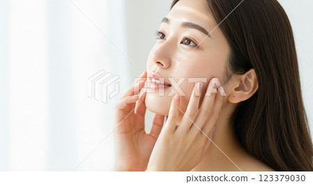 一位 30 多歲的美麗日本女人正在沐浴在陽光下。美容廣告物料。 123379030