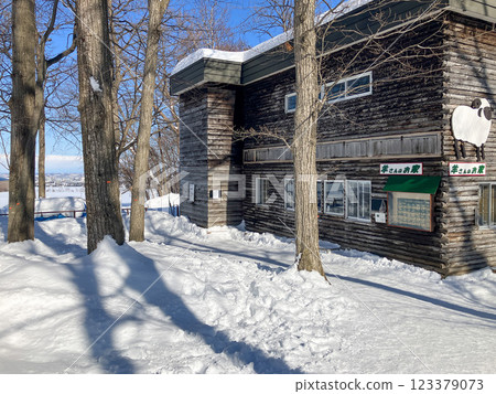 羊丘瞭望台的羊舍 123379073