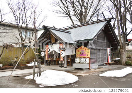 拍攝北海道函館乃木神社冬季的風景 123379091