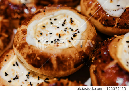 Round sweet bun with sesame seeds. Bakery. Bakery shop. 123379413
