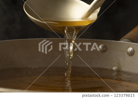 倒入高湯 123379815