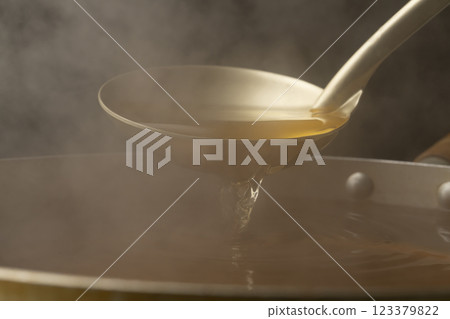 倒入高湯 123379822