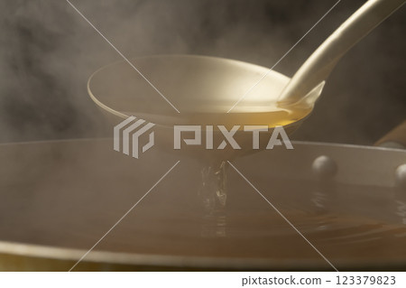 倒入高湯 倒入高湯 123379823