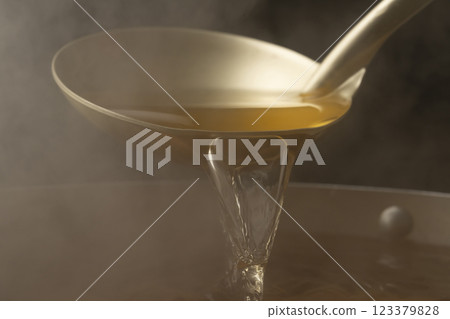 倒入高湯 倒入高湯 123379828