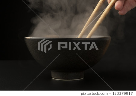 茶杯中升起的熱氣 茶杯中升起的熱氣 123379917