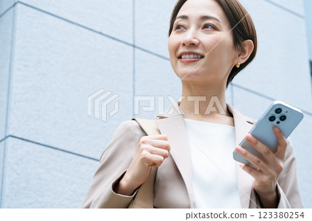 操作智慧型手機商業形象的年輕女性 操作智慧型手機商業形象的年輕女性 123380254