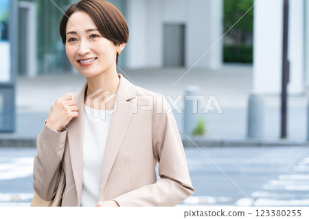 穿著休閒西裝的年輕女性，商業形象 123380255