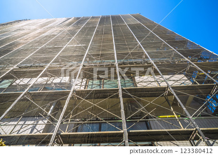 日本橫濱城市景觀 - 為維修和檢查公寓大樓而搭建的鷹架和防護網（橫濱市） 123380412