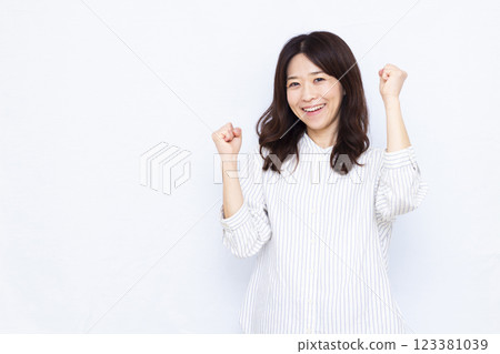 Woman in guts pose 123381039