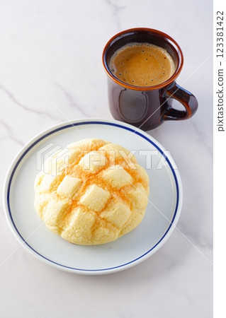 現在是吃點心的時間了，有美味的蜜瓜麵包和現煮的咖啡（拿鐵咖啡）。 123381422