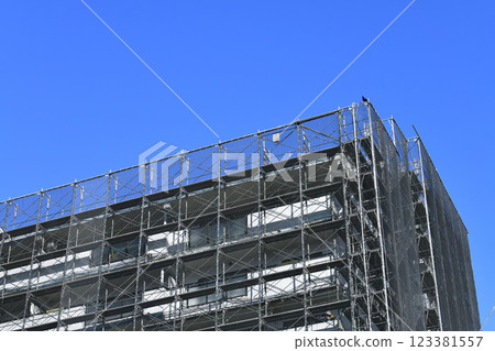 日本橫濱城市景觀 - 為維修和檢查公寓大樓而搭建的鷹架和防護網（橫濱市） 123381557