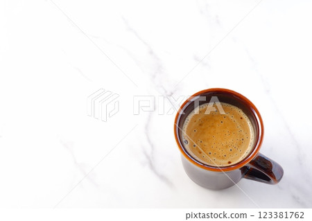 一邊喝著用濃縮咖啡和牛奶製成的拿鐵咖啡一邊放鬆的畫面。 一邊喝著用濃縮咖啡和牛奶製成的拿鐵咖啡一邊放鬆的畫面。 123381762