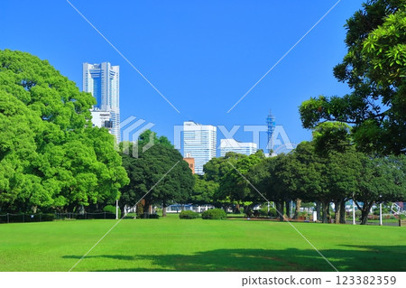 [Kanagawa Prefecture] Yamashita Park and Minato Mirai on a clear day 123382359